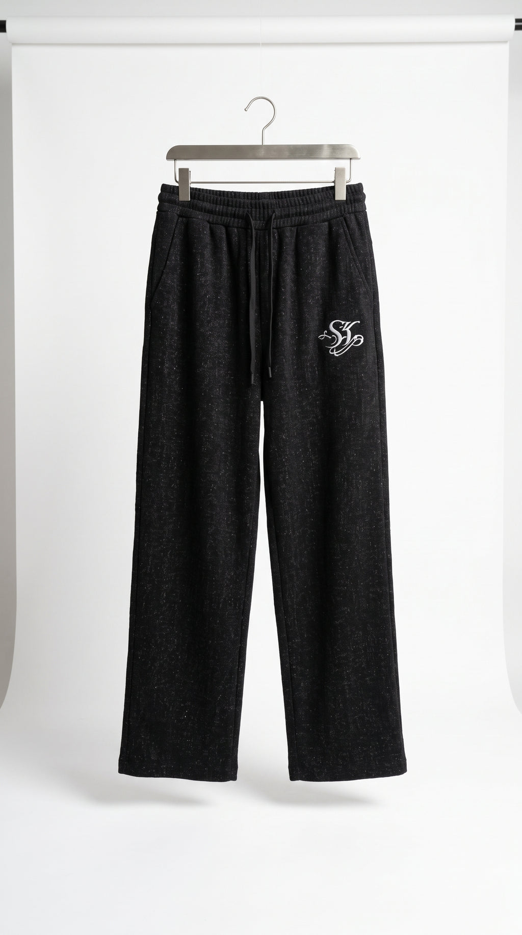 Pantaloni neri con logo ricamato