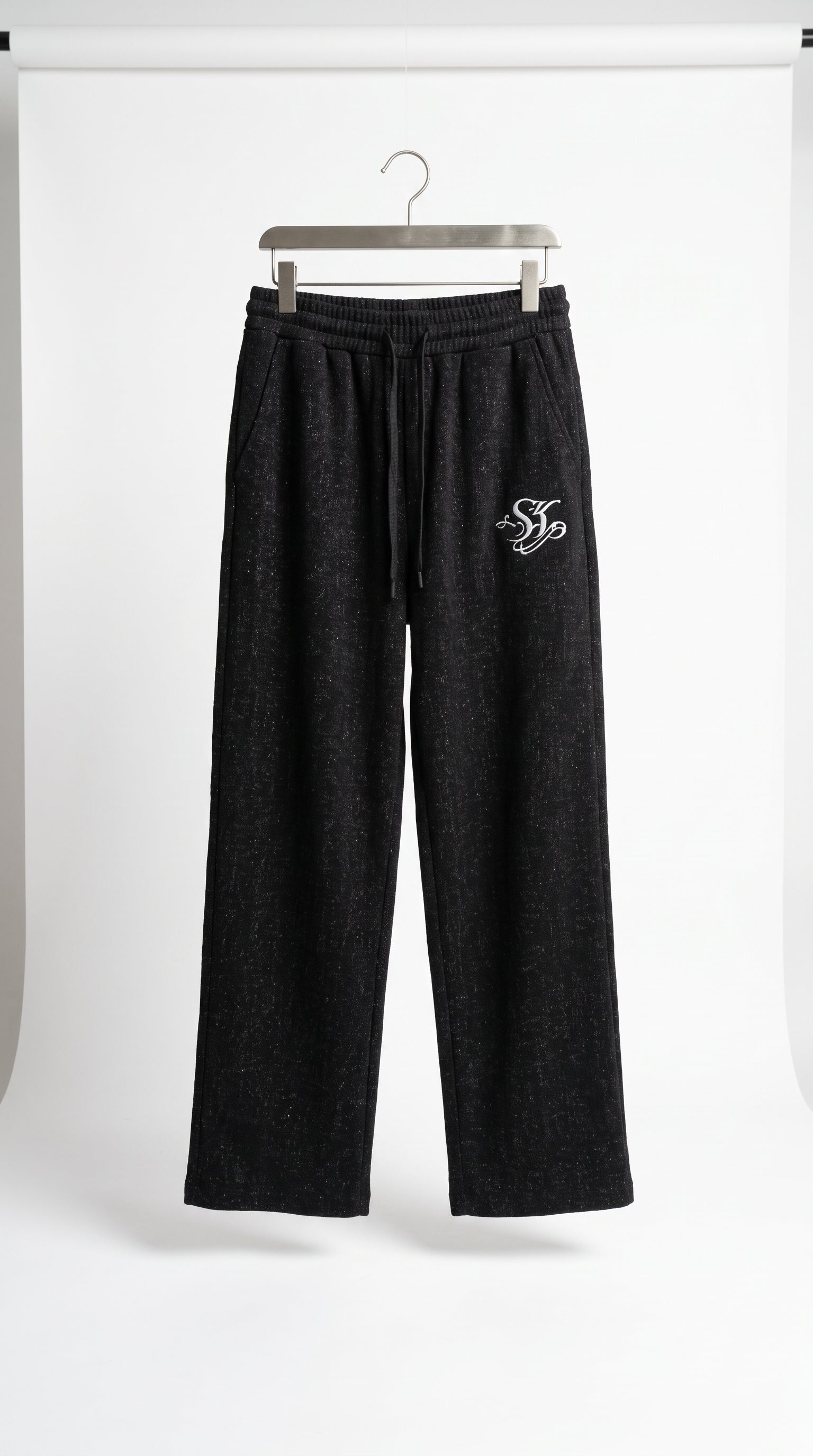 Pantaloni neri con logo ricamato